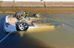 Tres jóvenes mueren tras caer su vehículo en un canal en Huelva