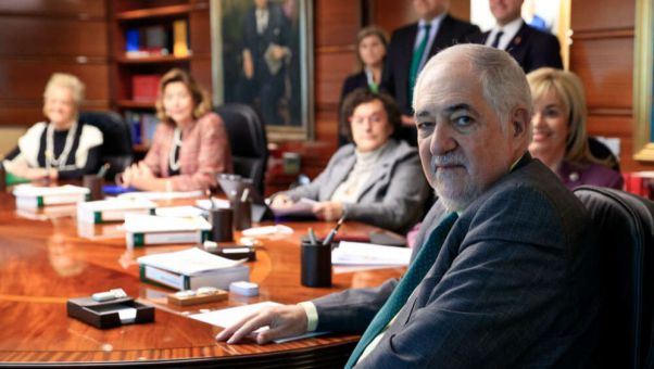 Los jueces Enrique Arnaldo, Concepción Espejel y César Tolosa consideran que la polémica norma podría ser contraria al derecho europeo.
