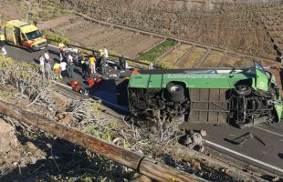 Un muerto y 11 heridos al volcar un autobús en La Gomera