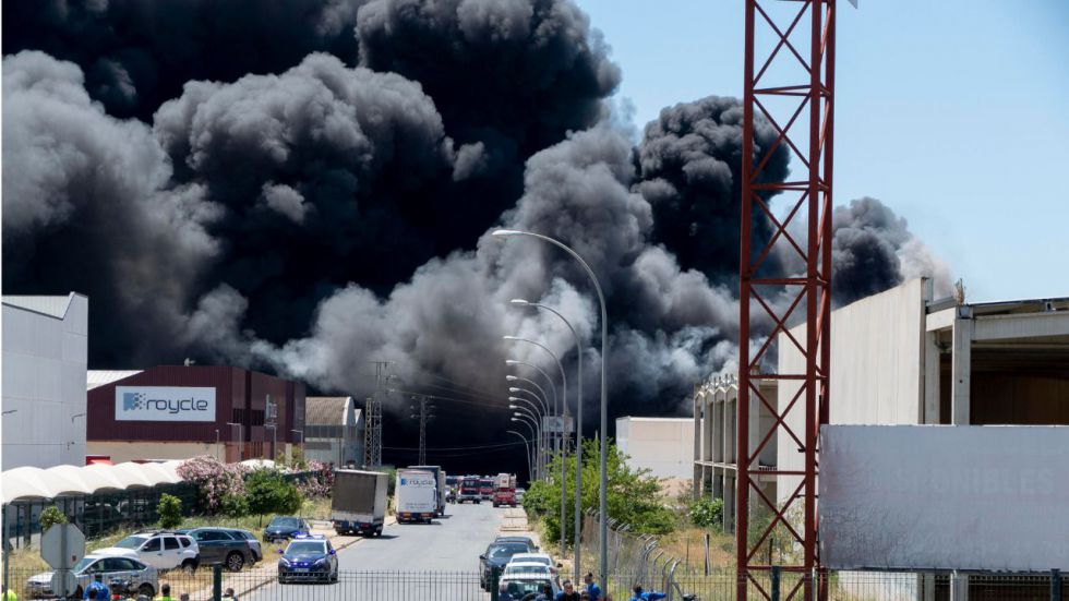 Controlado el incendio en una nave de productos químicos, que deja dos heridos