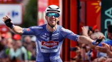 Giro Italia. Groves conquista Nápoles y Roglic y Ayuso pierden hombres