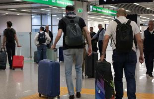 Los nueve empresarios españoles atrapados en Trípoli vuelven a España