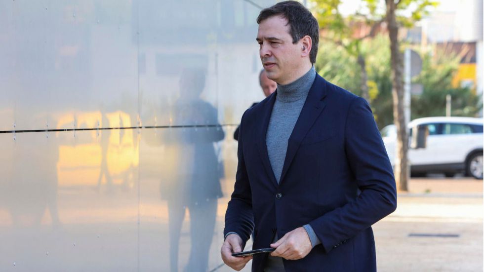 El PSOE fuerza cinco renuncias para aforar al presidente de la Diputación de Badajoz, investigado en la causa del hermano de Sánchez