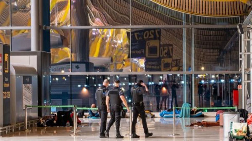 La Comunidad de Madrid reclama a Aena que averigüe la filiación de los 500 indigentes que pernoctan en el aeropuerto de Barajas