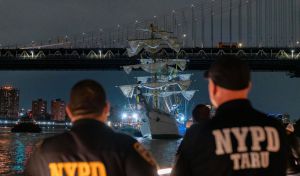 Insólito: las imágenes del buque mexicano que se ha estrellado en el puente de Brooklyn