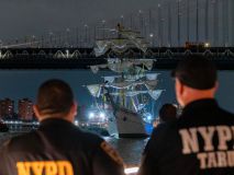 Insólito: las imágenes del buque mexicano que se ha estrellado en el puente de Brooklyn