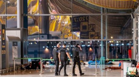 La Comunidad de Madrid reclama a Aena que averigüe la filiación de los 500 indigentes que pernoctan en el aeropuerto de Barajas