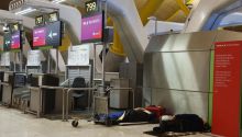 Choque institucional por la responsabilidad sobre los cientos de sintecho que penoctan en Barajas