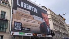 HazteOír despliega una lona gigante frente al Congreso con la foto de Sánchez y la palabra 'corrupto'