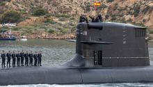 Felipe VI navega en el submarino S-81 ‘Isaac Peral’ por aguas de Cartagena
