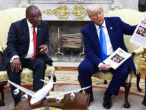 Trump arrincona al presidente sudafricano para denunciar un 'genocidio' contra los blancos