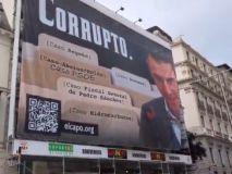 El juez ordena la retirada de la lona gigante de HazteOír que llama 'corrupto' a Sánchez