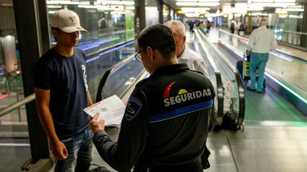 Aena comienza los controles de acceso para los 'sinhogar' en el aeropuerto de Barajas