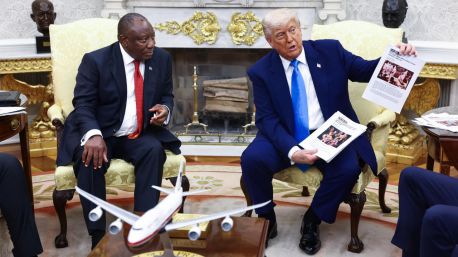 Trump arrincona al presidente sudafricano para denunciar un 'genocidio' contra los blancos