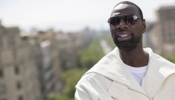 El actor Omar Sy amenaza a un trabajador ferroviario a cuenta del bozal de su perro