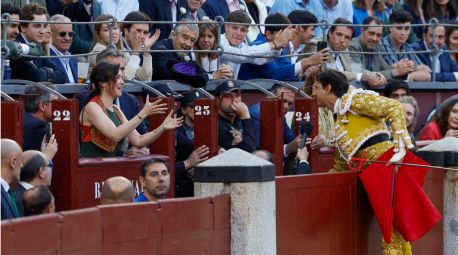 Roca Rey brinda su segundo toro a Ayuso 'por su valentía como mujer'