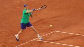 Roland Garros. Sinner supera a Rinderknech y al público francés para estar en segunda ronda
