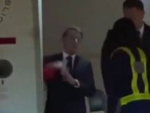 El polémico manotazo de Brigitte a Macron al aterrizar en Vietnam