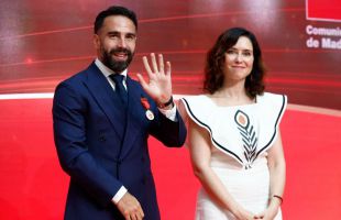 Ayuso premia a Carvajal: 'Tiene más Champions que el Barcelona en toda su historia'
 