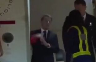 El polémico manotazo de Brigitte a Macron al aterrizar en Vietnam