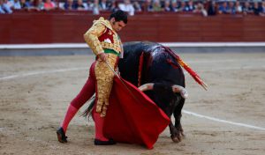 Arrebato sin premio de Morante en una alborotada Corrida de la Prensa