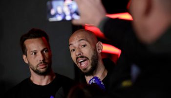 Los hermanos Tate afrontan otros 21 nuevos cargos por violación y trata personas