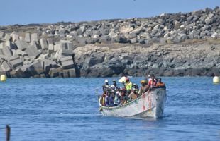 Al menos cinco muertos tras volcar un cayuco en La Restinga