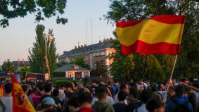 Protestas contra Sánchez en las inmediaciones de Moncloa al grito de 'corrupto' y 'criminal'