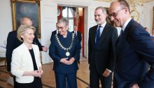 Von der Leyen recibe el Premio Carlomagno acompañada por Felipe VI y Merz
