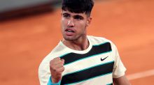 Roland Garros. Alcaraz doblega a Dzumhur y avanza a octavos