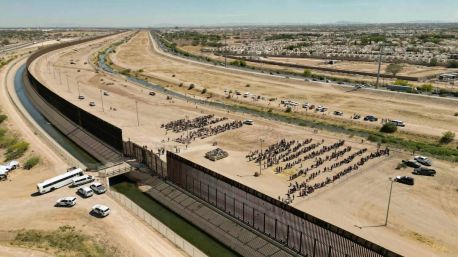 El Supremo de EEUU avala retirar la residencia temporal a 532.000 inmigrantes