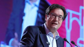 Óscar López acusa a Ayuso de financiar las 'campañas de las cloacas'