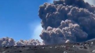 Potente erupción del Etna con coladas piroclásticas y columnas de humo