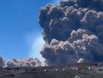 Potente erupción del Etna con coladas piroclásticas y columnas de humo