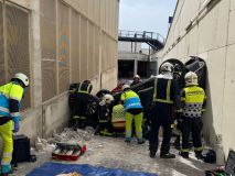 Rescatada una conductora tras caer su vehículo desde una altura de 8 metros en un parking