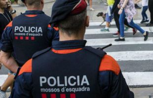 Un hombre mata presuntamente a su hijastro, hiere a su pareja y se suicida en Barcelona