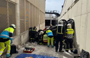Rescatada una conductora tras caer su vehículo desde una altura de 8 metros en un parking