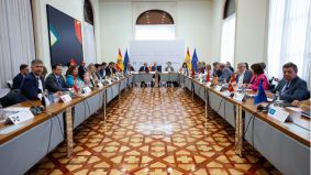 El Gobierno cede a la presión del PP e incluye la financiación en la Conferencia de Presidentes