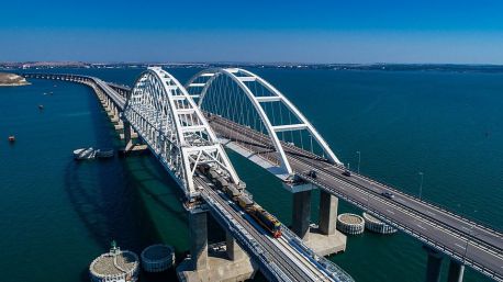Rusia cierra el puente de Crimea tras un ataque ucraniano a sus cimientos