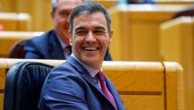Sánchez, desde su 'bunker' de Moncloa: no hay ruedas de prensa pero sí bromas con 'La Revuelta'