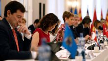 Ayuso abandona la Conferencia al hablar Pradales en euskera e Illa en catalán