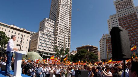 Feijóo exige a Sánchez que se 'rinda' ante la democracia y 'convoque elecciones ya'