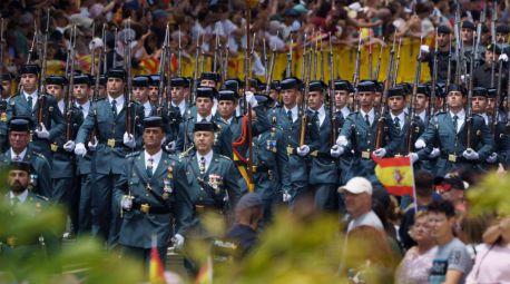 Las Fuerzas Armadas 'toman' Tenerife en un multitudinario desfile presidido por los Reyes