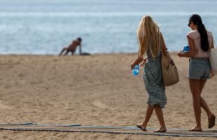 Cierran las playas del sur de Valencia afectadas por un posible vertido marino