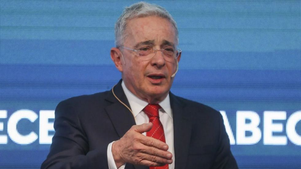 El expresidente colombiano Álvaro Uribe denuncia que preparan un atentado en su contra