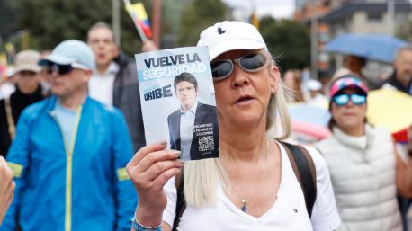 El precandidato presidencial colombiano Miguel Uribe, en estado crítico tras un atentado