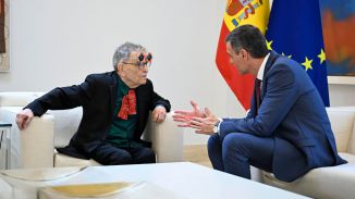Sánchez recibe a Fernando Arrabal en Moncloa: 'Historia viva de nuestro país'