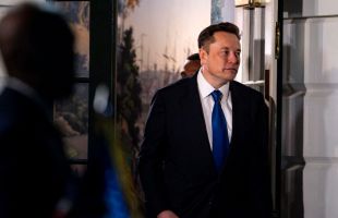 Los lazos del padre de Musk con el régimen de Putin