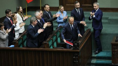 Tusk supera la moción de confianza tras el triunfo conservador en las presidenciales