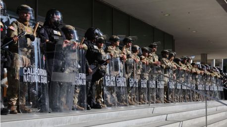 Toque de queda nocturno en California por las redadas y protestas